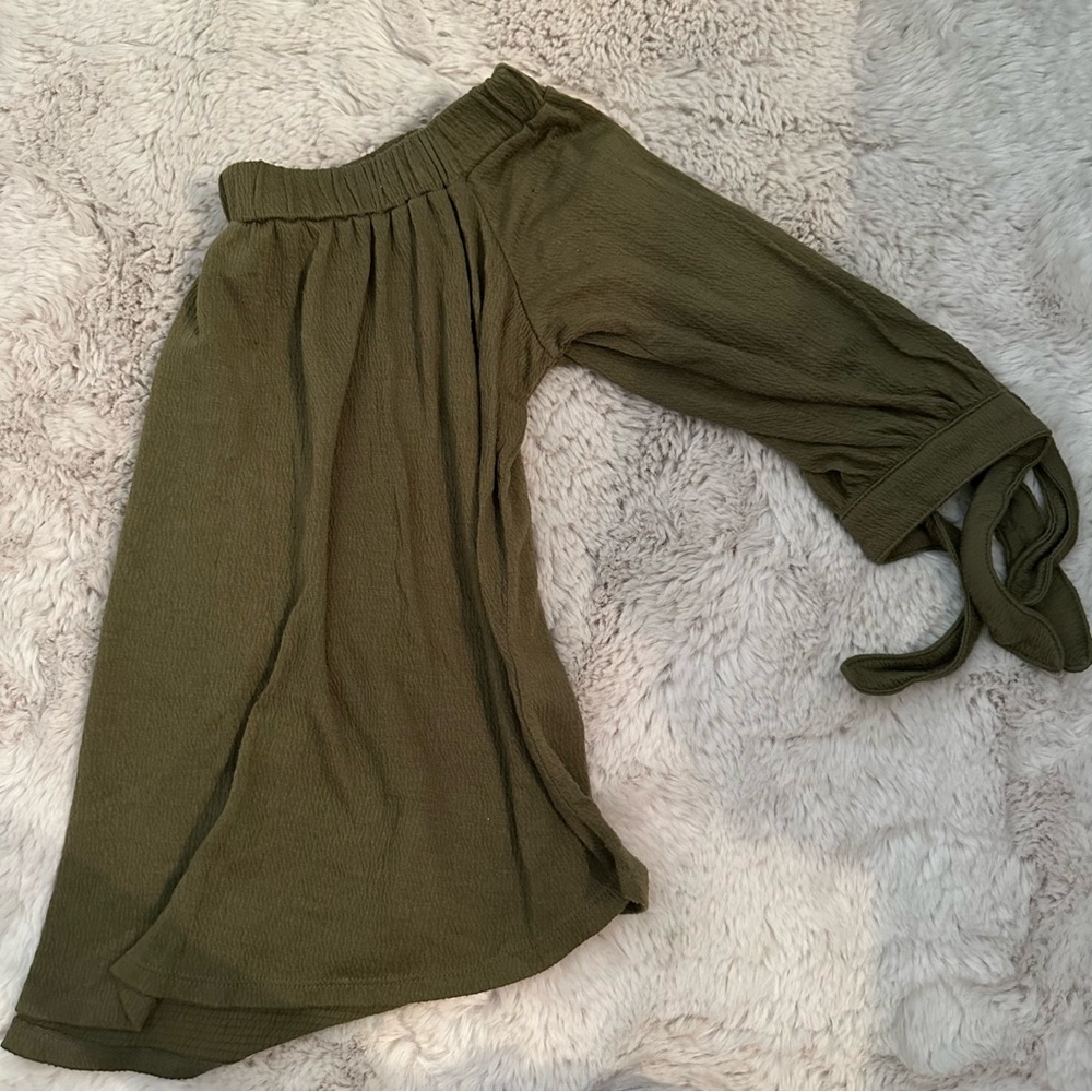 Abercrombie Off the shoulder top